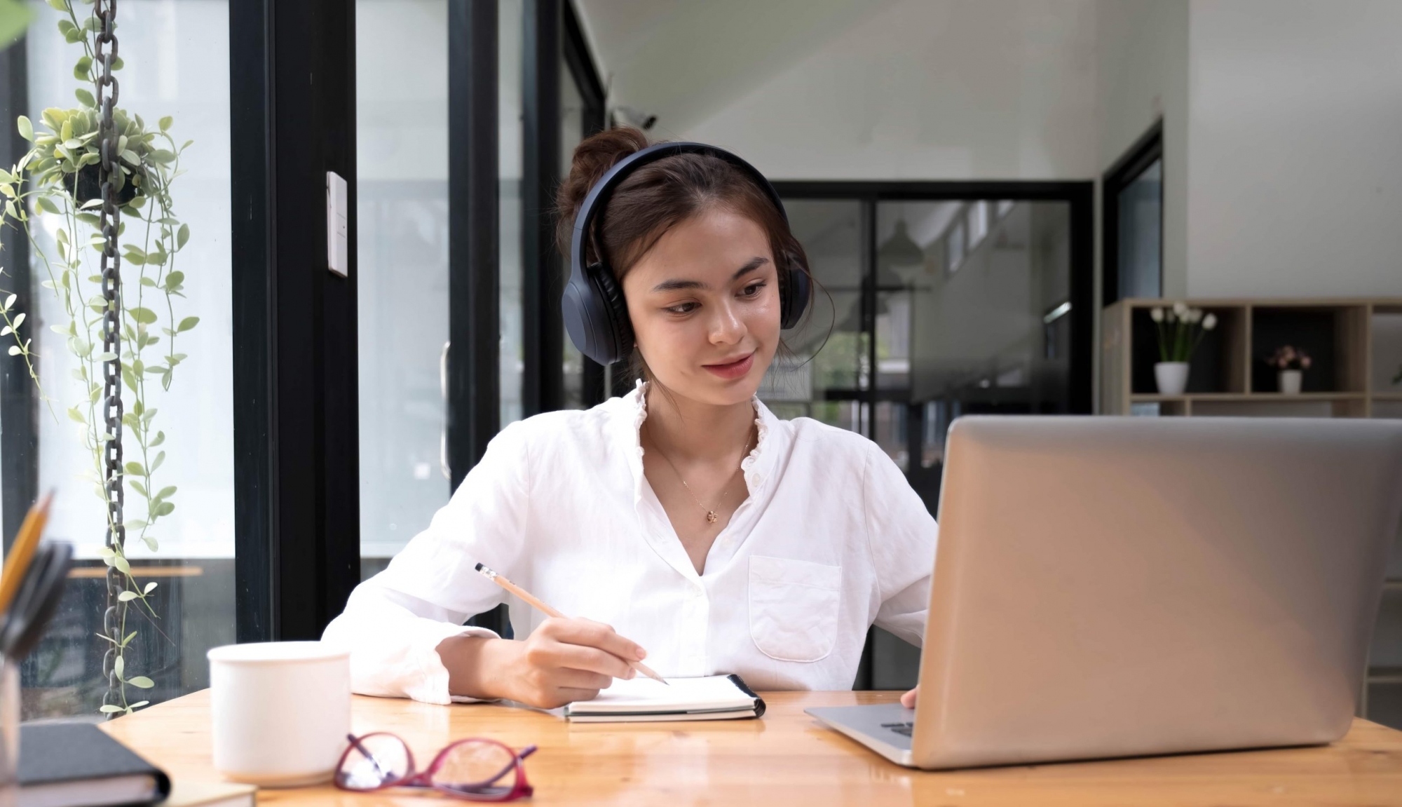 asian woman interpreter write translation from for 2022 10 04 00 05 35 utc min scaled